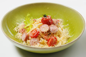 Паста с сосисками и черри