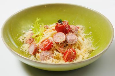 Паста с сосисками и черри