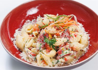 Ракушки с колбасками и овощами