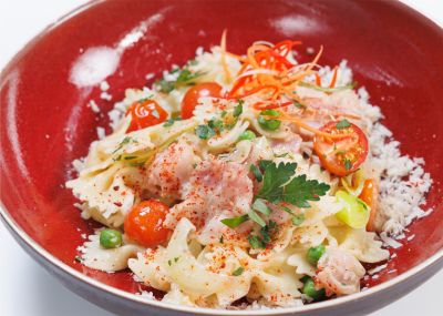 Фарфалле с беконом и томатами